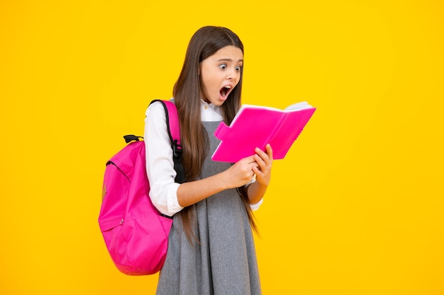 Escuela adolescente niño niña con libro y cuaderno Adolescente estudiante fondo aislado Aprendizaje y conocimiento Ir a estudiar Concepto de educación Emociones sorprendidas de niña adolescente