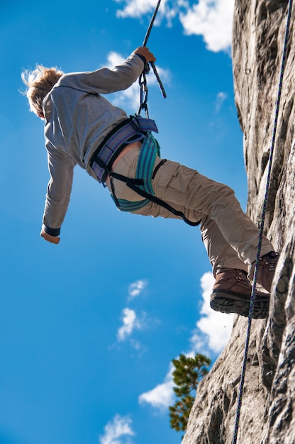 Escuela de escalada para niños con doble cuerda cuesta abajo