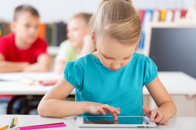 Escuela infantil estudiando alumno clase caucásica aprendizaje