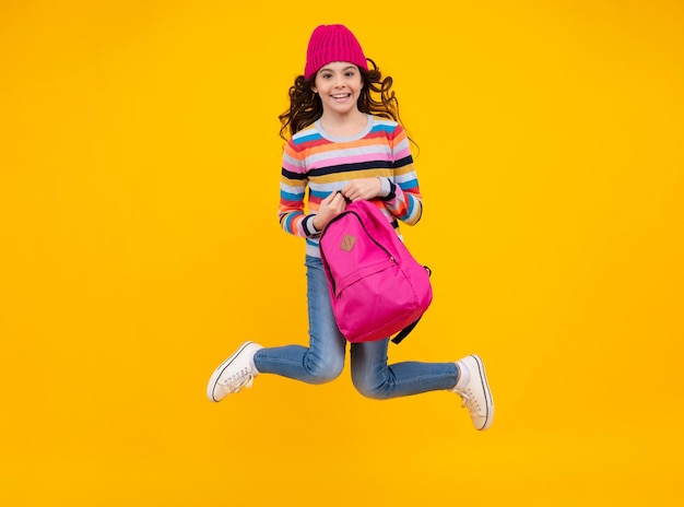 Escuela de otoño Colegiala adolescente con mochila en ropa de otoño en estudio aislado amarillo