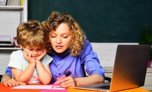 Escuela primaria. Educación. Primer día en el colegio. Niño aprendiendo con la madre. Tarea.