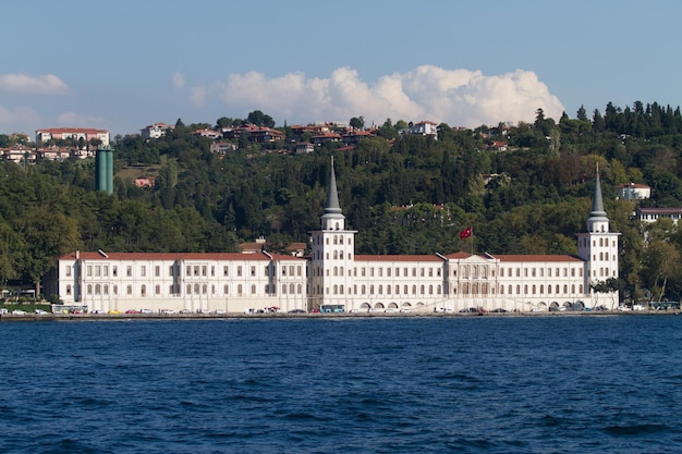 Foto escuela secundaria militar kuleli en la ciudad de estambul, turquía