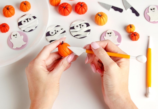 Esculpe una decoración de Halloween para cupcakes con masillapasta de azúcar Decoración hecha a mano con tus propias manos