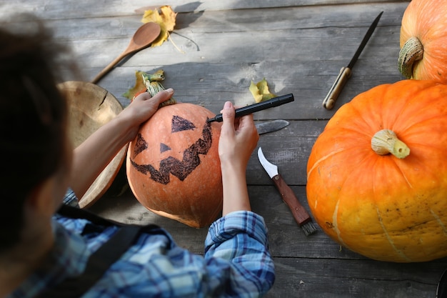 Foto esculpir abóboras para o halloween