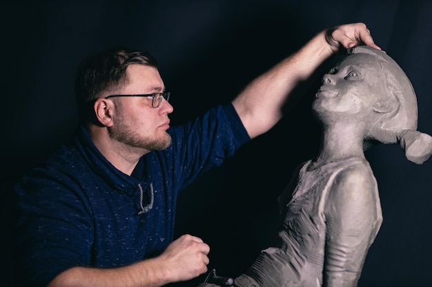 Escultor de homem cria escultura de busto de argila escultura de mulher humana Estátua oficina de criação de artesanato