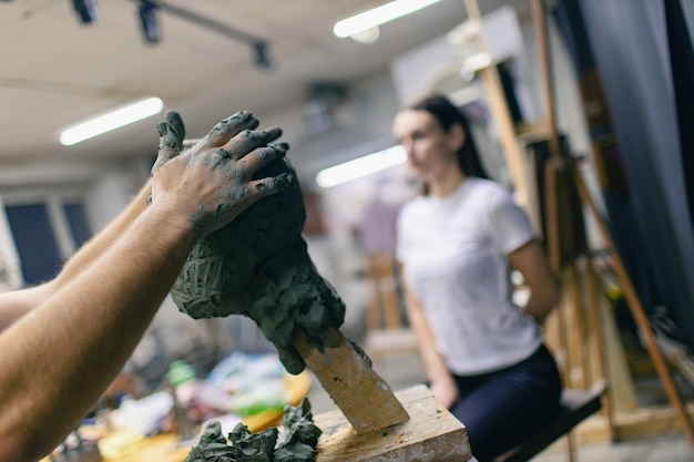 Escultor de homem cria escultura de busto de argila escultura de mulher humana Estátua oficina de criação de artesanato