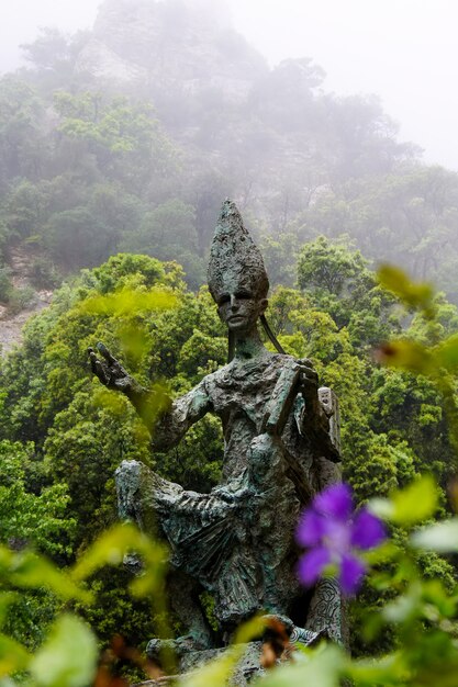 Escultura del abad Oliba en Montserrat