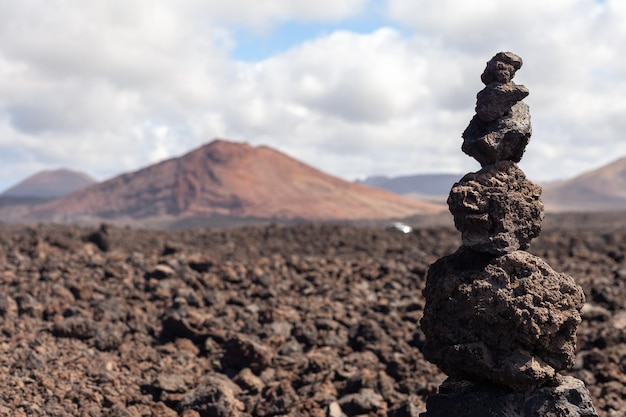 Escultura abstracta hecha de piedra volcánica en el parque nacional de Timanfaya Lanzarote España