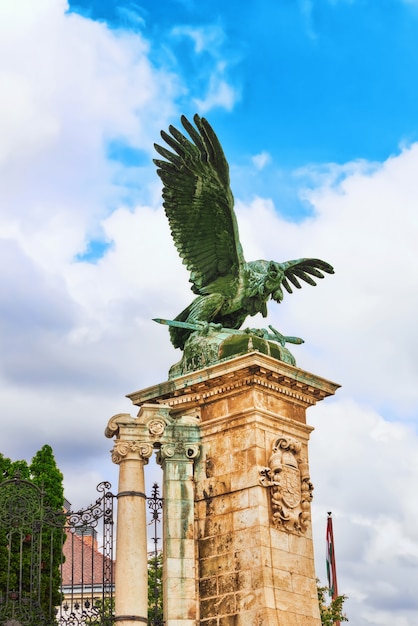 Escultura de águila de Atila con espada poderosa garras del mítico pájaro Turul.