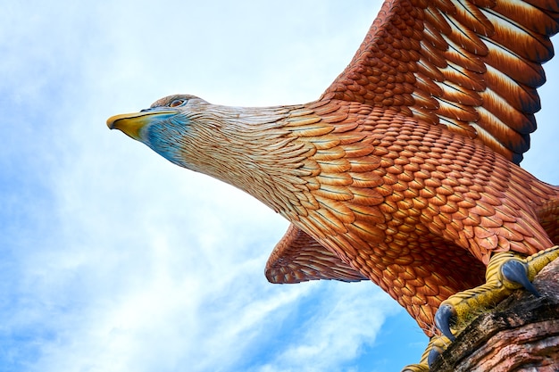 Escultura de un águila roja extendiendo sus alas. Lugar turístico popular en la isla de Langkawi. Langkawi, Malasia - 23.06.2020