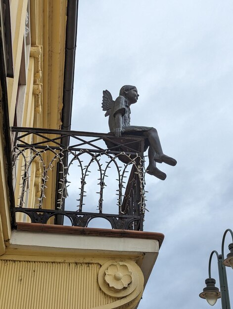 Foto escultura de un ángel en un balcón en la plaza principal de presov eperjes eslovaquia