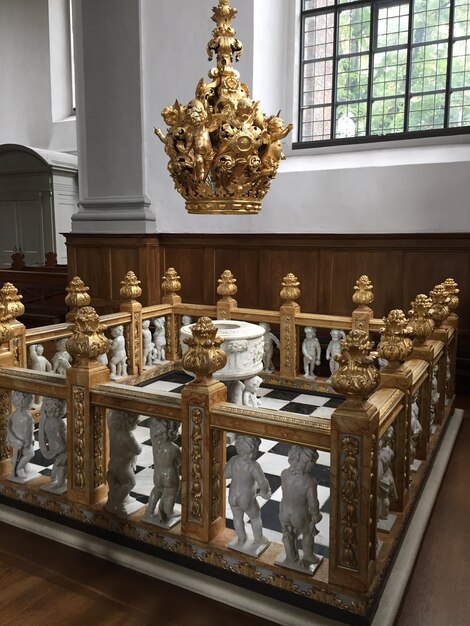 Foto escultura de ángeles en la iglesia de vor frelsers kirke