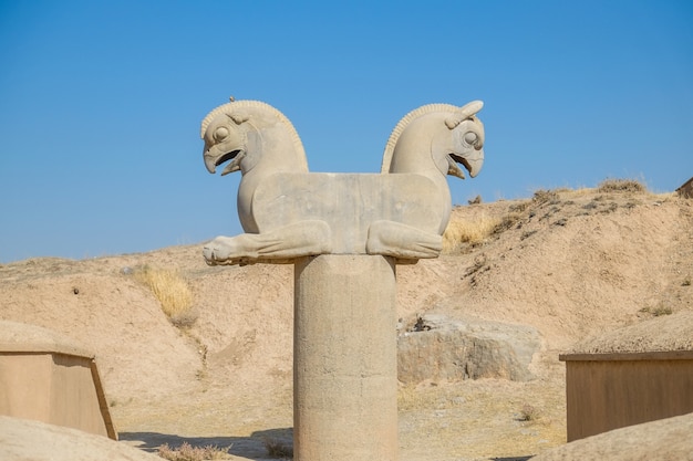 Escultura antigua de ave homa o huma. Estatua de capital de columna de estilo Griffin en Persépolis.