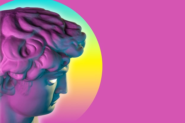 Escultura antigua de la estatua de la cabeza david en colores de neón brillante collage de concepto creativo con cara
