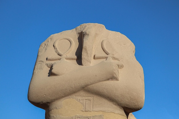 Una escultura de arena de un hombre con los brazos cruzados y las palabras "el año".