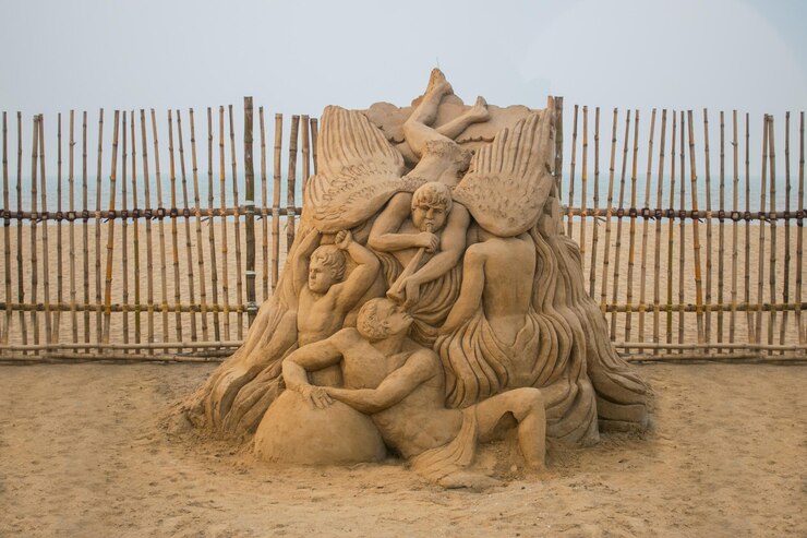 Escultura de arena en la orilla de la playa