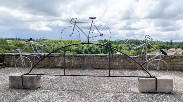 Escultura de arte de la calle de bicicletas en la ciudad de Pons en Charente Maritime France