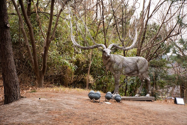 Escultura de arte que talla la estatua de la figura del reno en el parque del jardín del amanecer de Hwanho para los viajeros extranjeros de Corea visitan la ciudad de Gyeongsangbuk el 18 de febrero de 2023 en Gyeongsang del Norte Corea del Sur