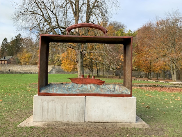 Escultura del artista JeanMichel Folon en la Abadía de VillersLaVille Bélgica