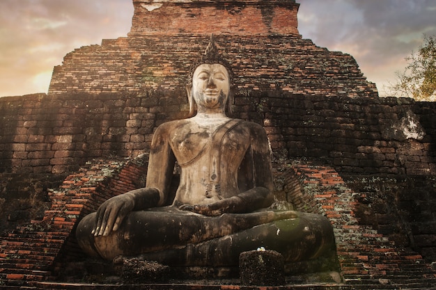 Escultura asiática al atardecer