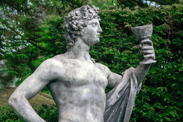 Escultura de un Baco bebiendo de un cáliz en Hardwick Hall Derbyshire, Inglaterra