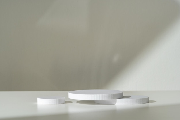 Escultura blanca minimalista moderna expuesta en tela suave en la luz natural