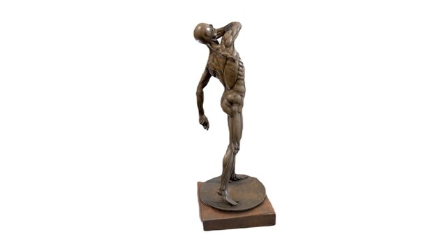 Una escultura de bronce de un hombre bailando