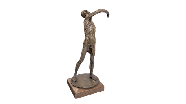 Escultura de bronce de un hombre lanzando una pelota de voleibol