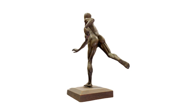 Una escultura de bronce de una mujer y un hombre bailando.