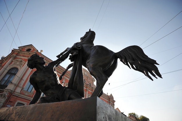 Escultura con un caballo en el puente Anichkov en San Petersburgo