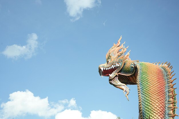 escultura de cabeza de serpiente con fondo de cielo azul