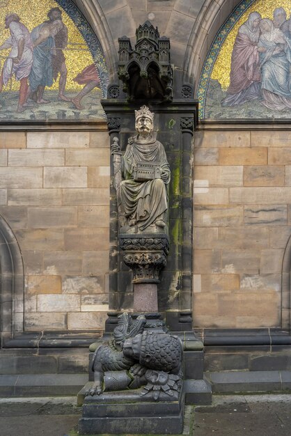 Escultura de Carlomagno frente a la Catedral de Bremen Bremen Alemania