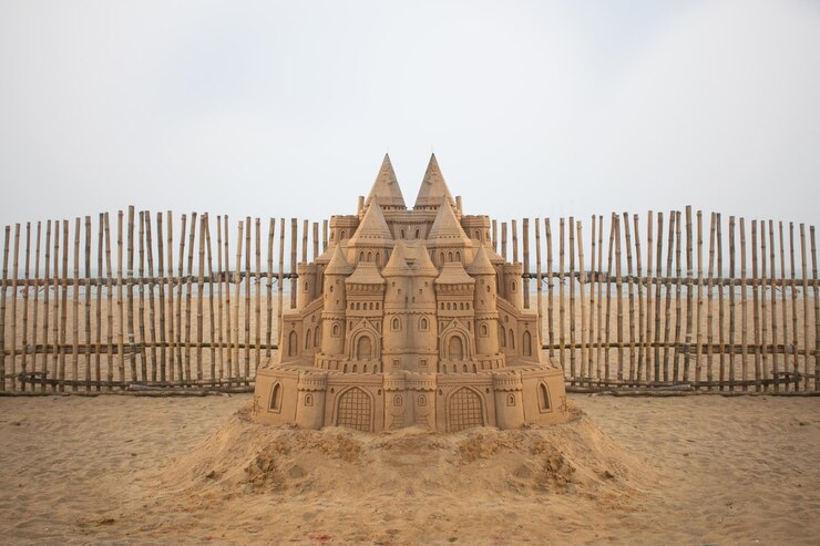Escultura de castillo de arena en la playa