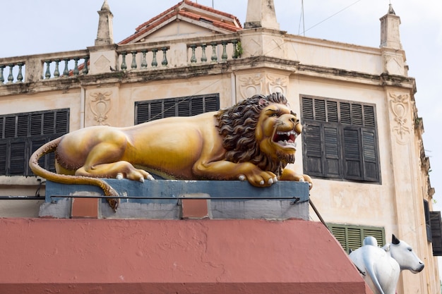 Foto escultura cênica de leão na parede do templo de sri mariamman