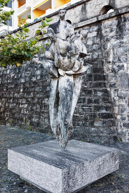 Escultura en el centro turístico en Ascona en el lago Maggiore en el cantón de Ticino en Suiza.