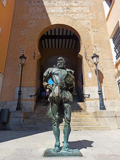 Foto escultura de cervantes en toledo