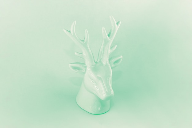 Escultura de ciervo navideño en monocromo neo mint 2020 tendencia color. El concepto de vacaciones de invierno, minimalismo, abstracción.