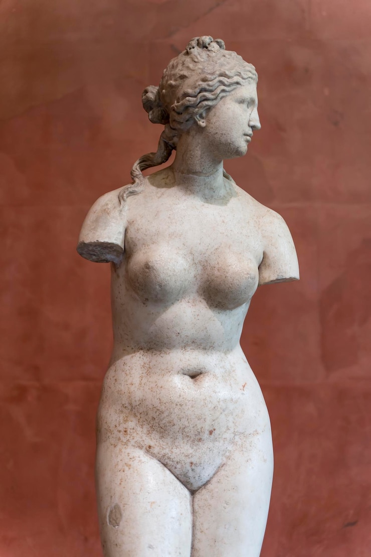 Foto escultura clássica antiga de uma mulher em mármore ou pedra branca arte grega antiga e cultura humana