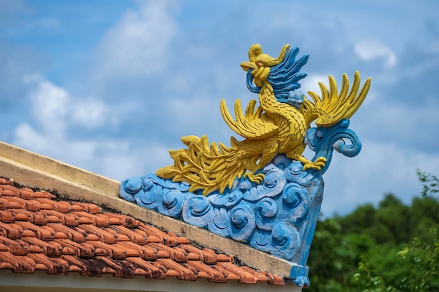 Escultura colorida del dragón en el tejado en un templo budista en Vietnam