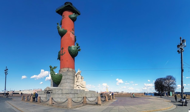 Escultura en la columna rostral con el telón de fondo de la catedral de pedro y pablo