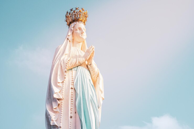 Escultura da Virgem Maria coroada no Santuário de Lourdes, na França