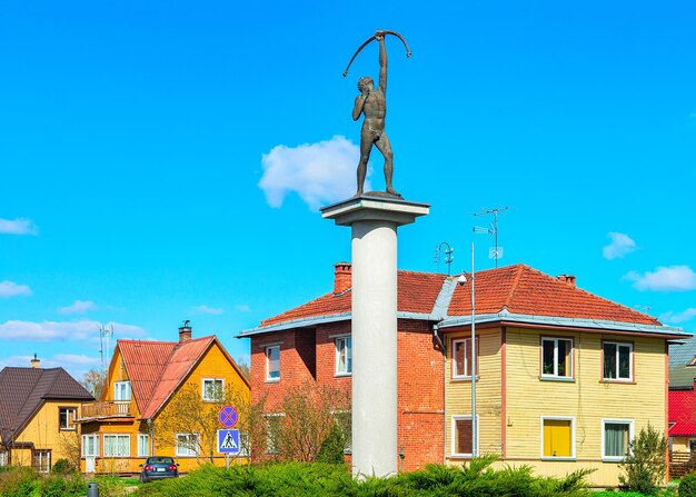 Escultura de arqueiro na encruzilhada com movimento rotativo em Druskininkai, Lituânia.