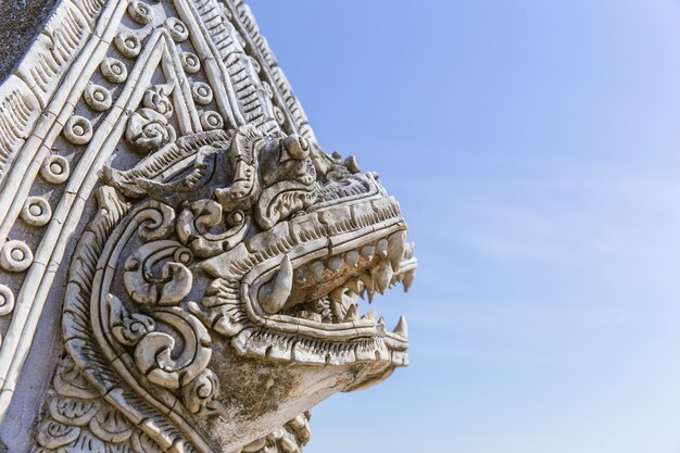 Escultura de artesanato em pedra de estilo tailandês como decoração do templo da cabeça de animal