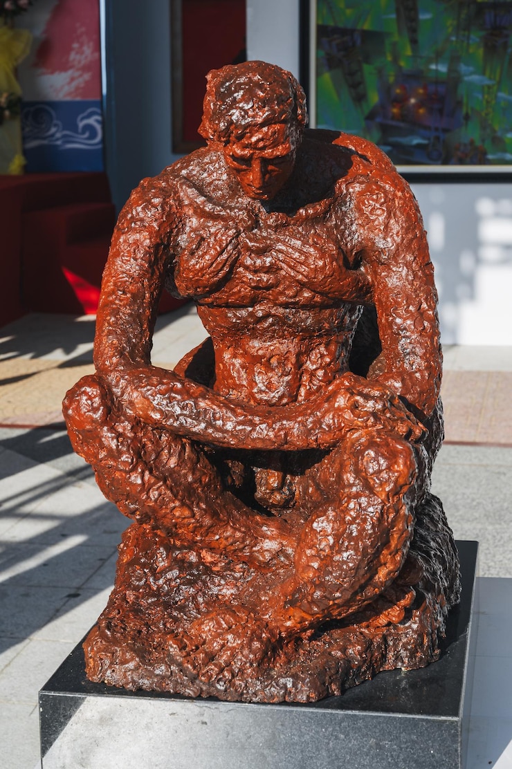 Foto escultura de barro de um homem e uma mulher em um museu na ásia nha trang vietnã 23 de agosto de 2024