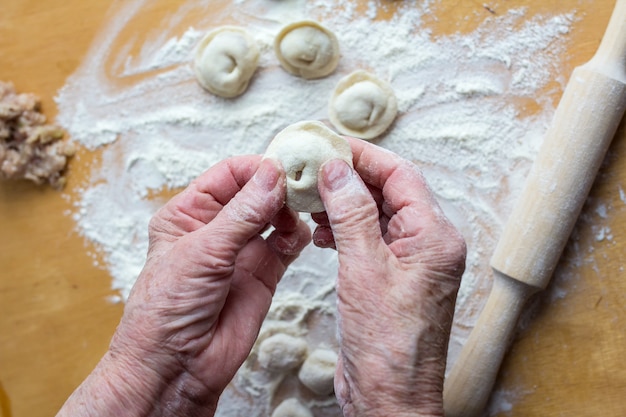 Escultura de bolinhos de carne russos tradicionais com carne picada