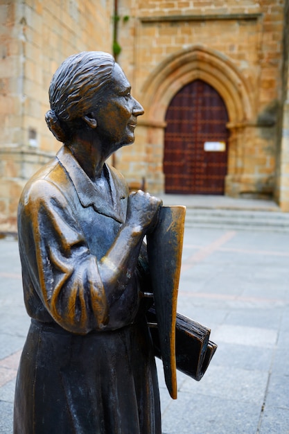 Escultura de cáceres leoncia gomez na espanha