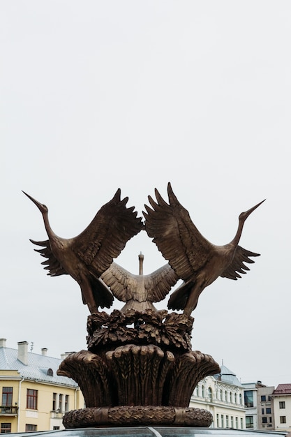 Escultura de cegonhas na fonte na Praça da independência