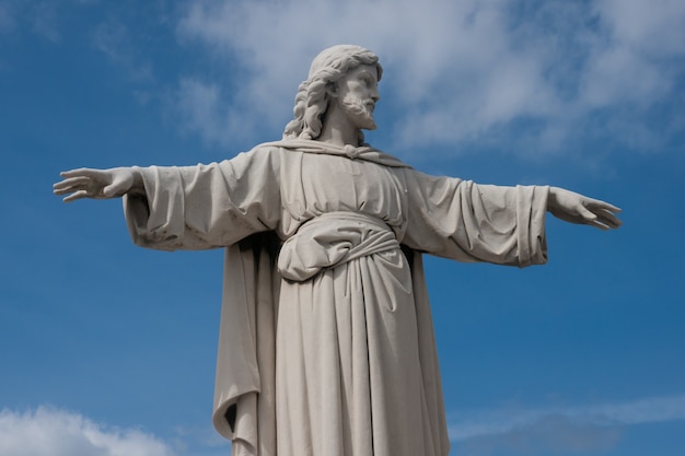 Foto escultura de cristo em havana, cuba