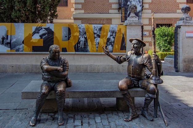 Escultura de Don Quijote com Sancho Pança em Alcala de Hernares Madrid