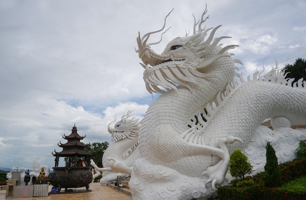 Escultura de dragão branco chinês